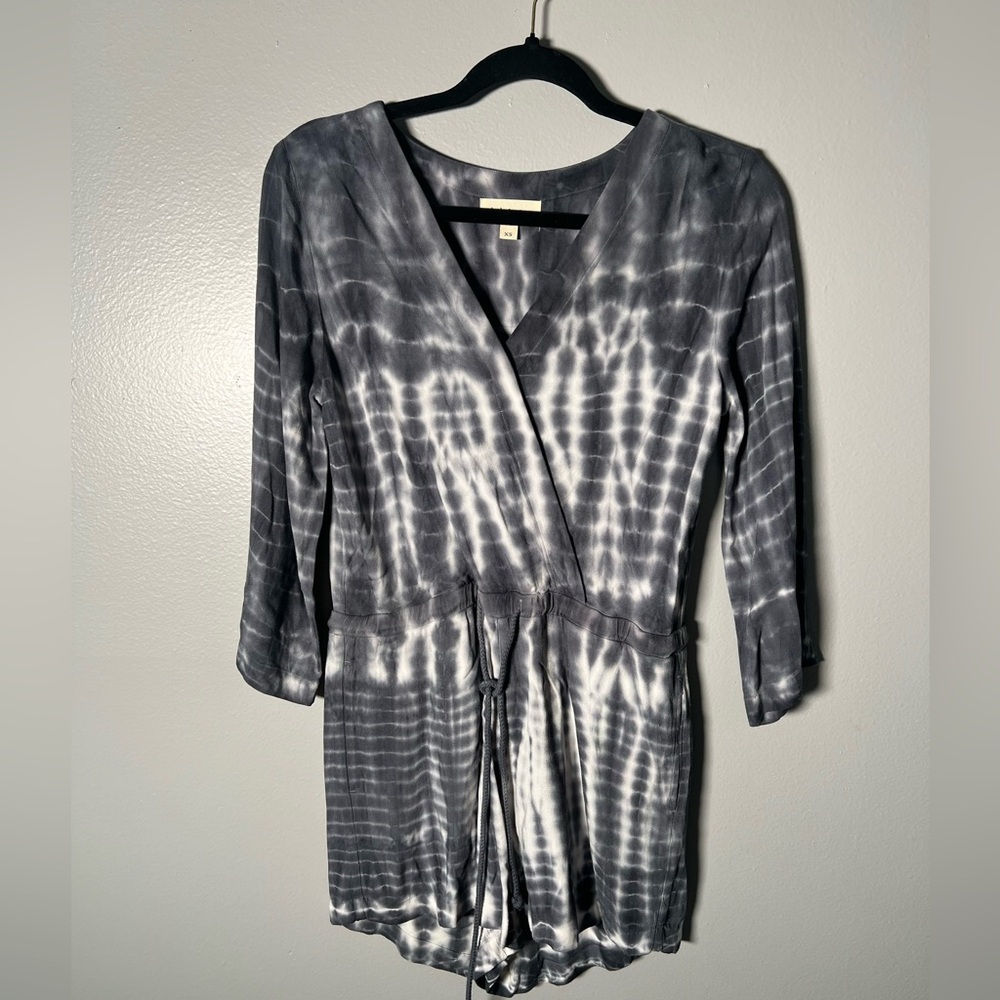 Anthropologie cloth and Stone long‎ sleeve Romper- XS